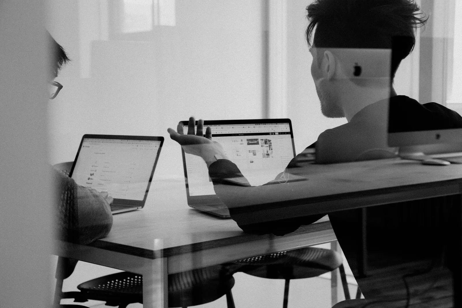 Das Team von KARL STUDIOS bei der Arbeit — Design- und Branding-Studio für Immobilienmarken, deutschlandweit tätig