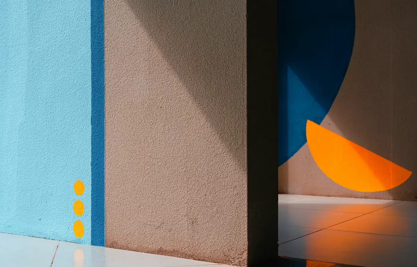 Farbige Architekturflächen mit gelben Akzenten — Immobilien-Branding von KARL STUDIOS