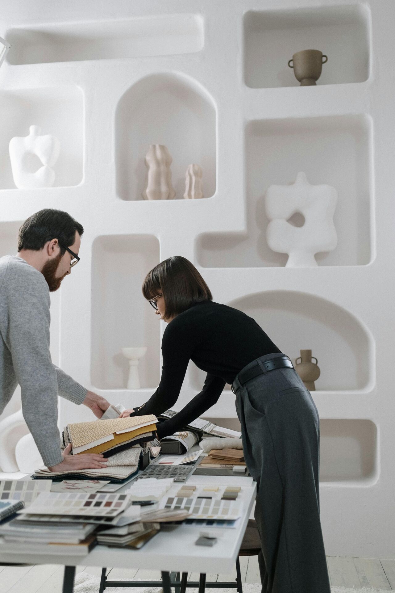 Team bei der Materialauswahl