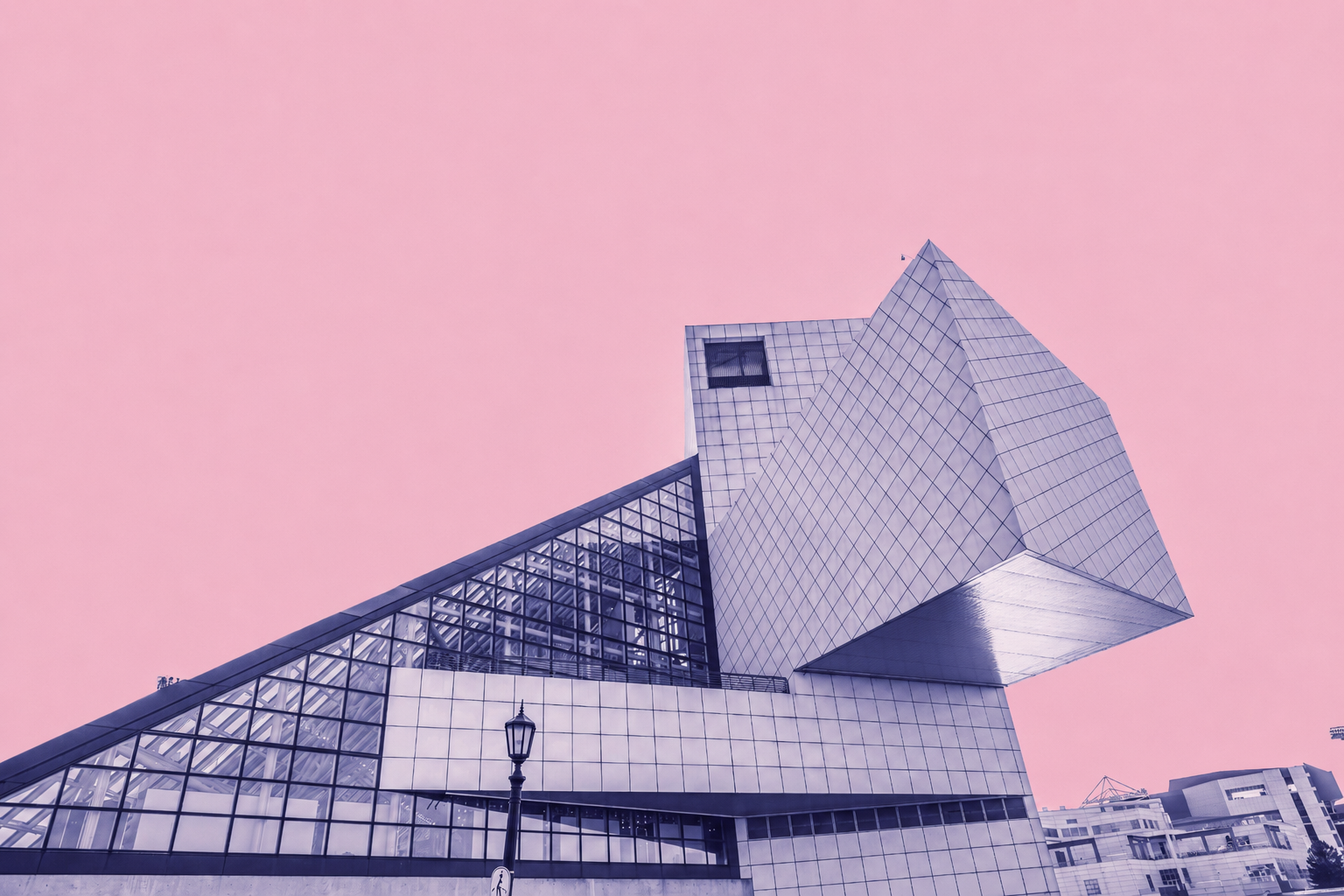 Atelier Mitte — skulpturaler Glasbau vor rosafarbenem Himmel: digitale Vermarktung für Gewerbeflächen und Arbeitsräume von KARL STUDIOS