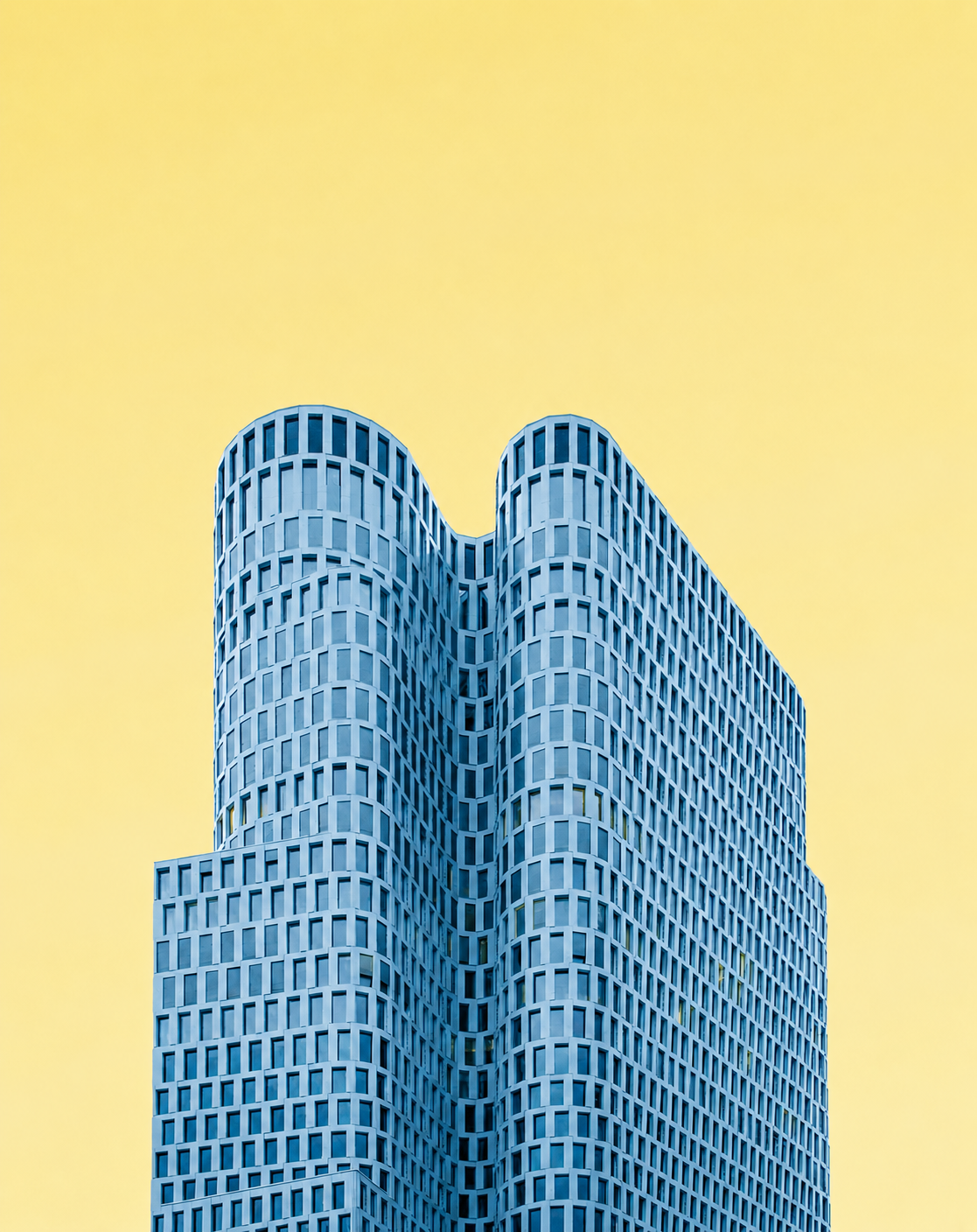 Elbblick Sieben — geschwungener Wohnturm vor gelbem Himmel: Projektwebsite und digitaler Auftritt für ein Wohnprojekt von KARL STUDIOS