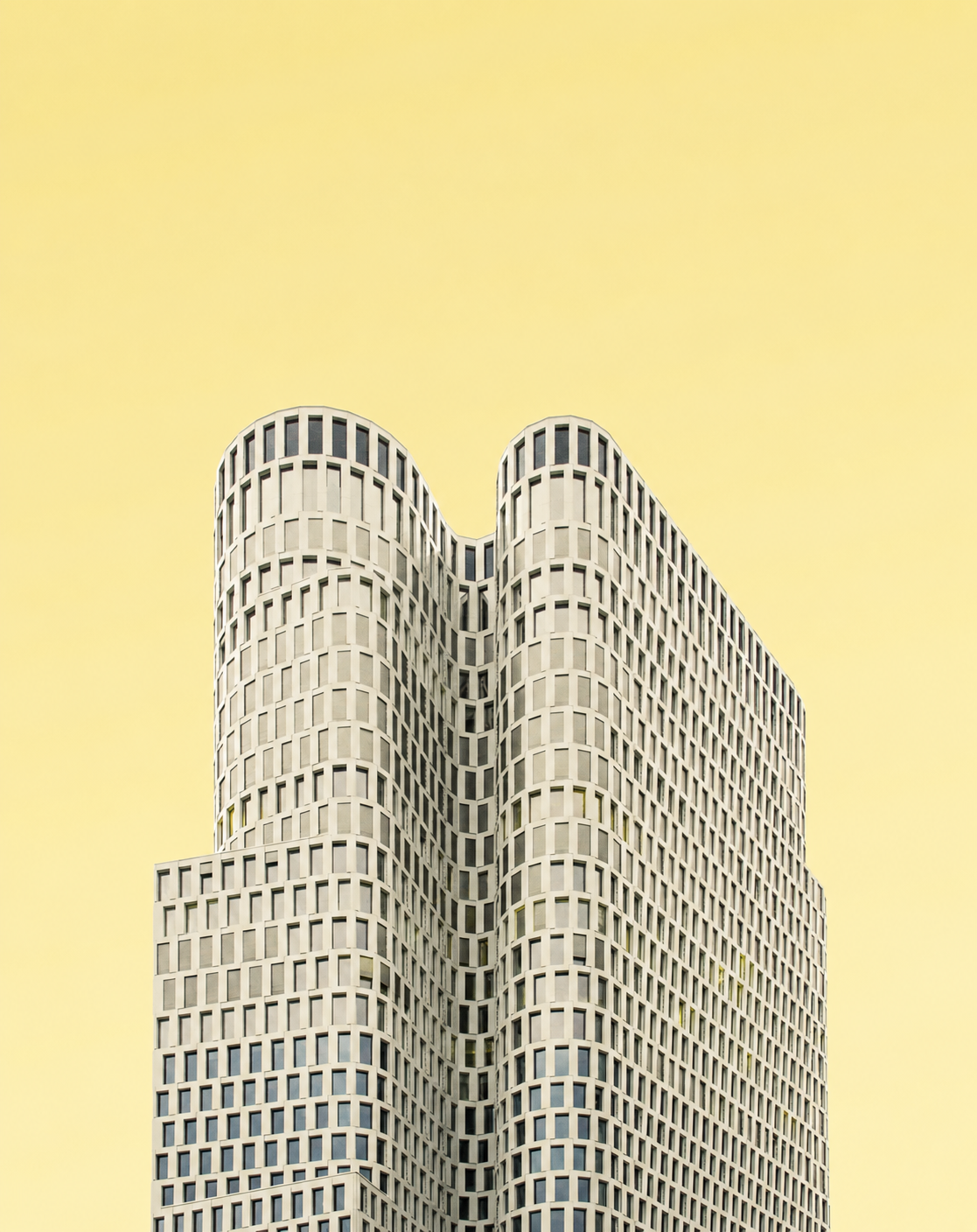 Haus Vier — markanter Wohnturm vor hellgelbem Himmel: Naming und Brand Identity für eine Bestandsimmobilie von KARL STUDIOS